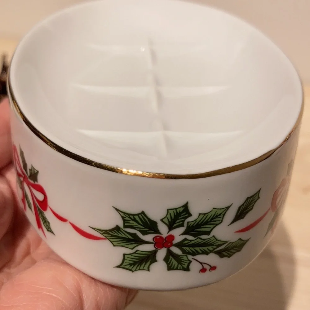Holiday soap dish with holly and berries